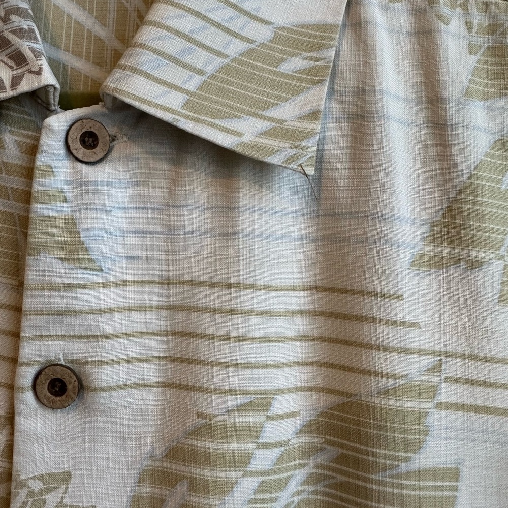 Tommy Bahama men’s button-down resortwear  short sleeve shirt